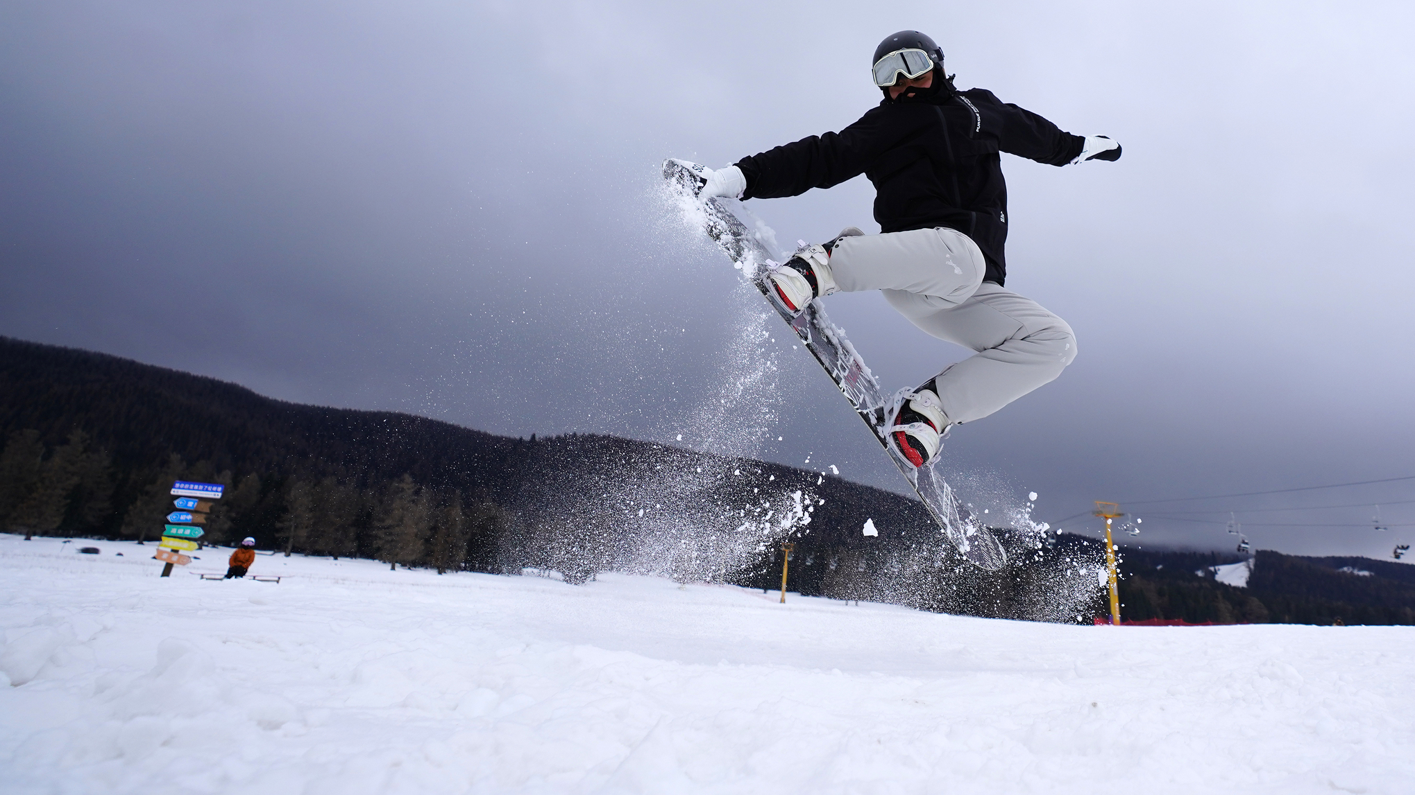Xinjiang's Songshutang Ski Resort opens for winter fun