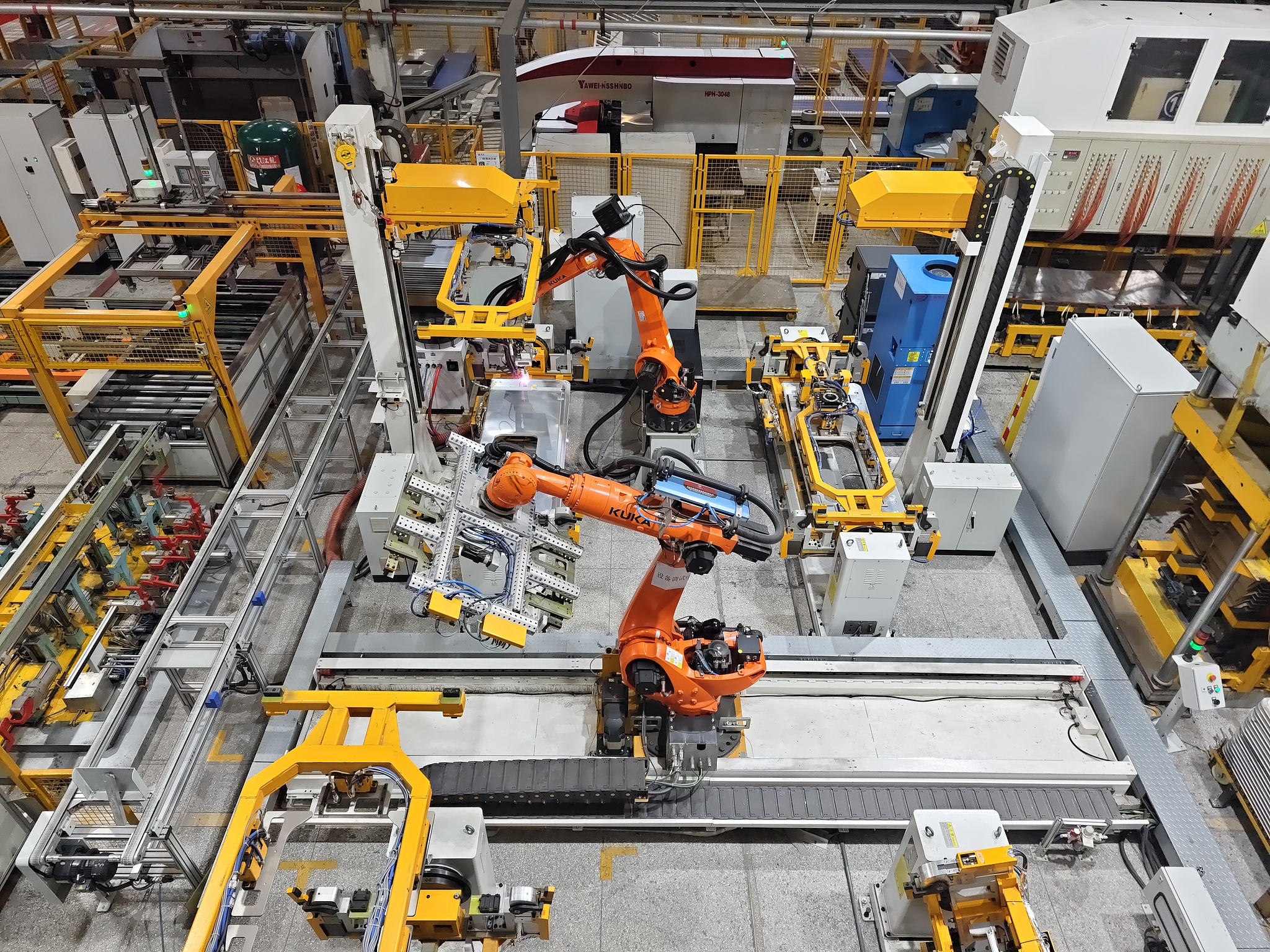 A robotic arm performs precision machining on a car door frame inside an intelligent factory in Nanjing, Jiangsu Province, September 20, 2025.