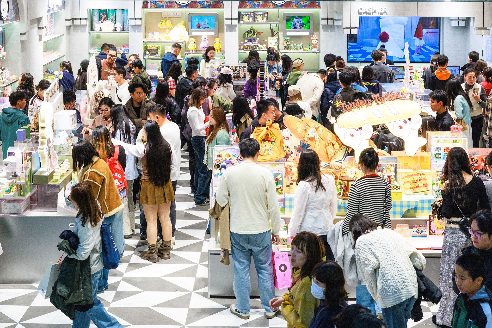 Consumers browse goods at a shopping mall in Xinjiang Uygur Autonomous Region, October 6, 2025. /VCG