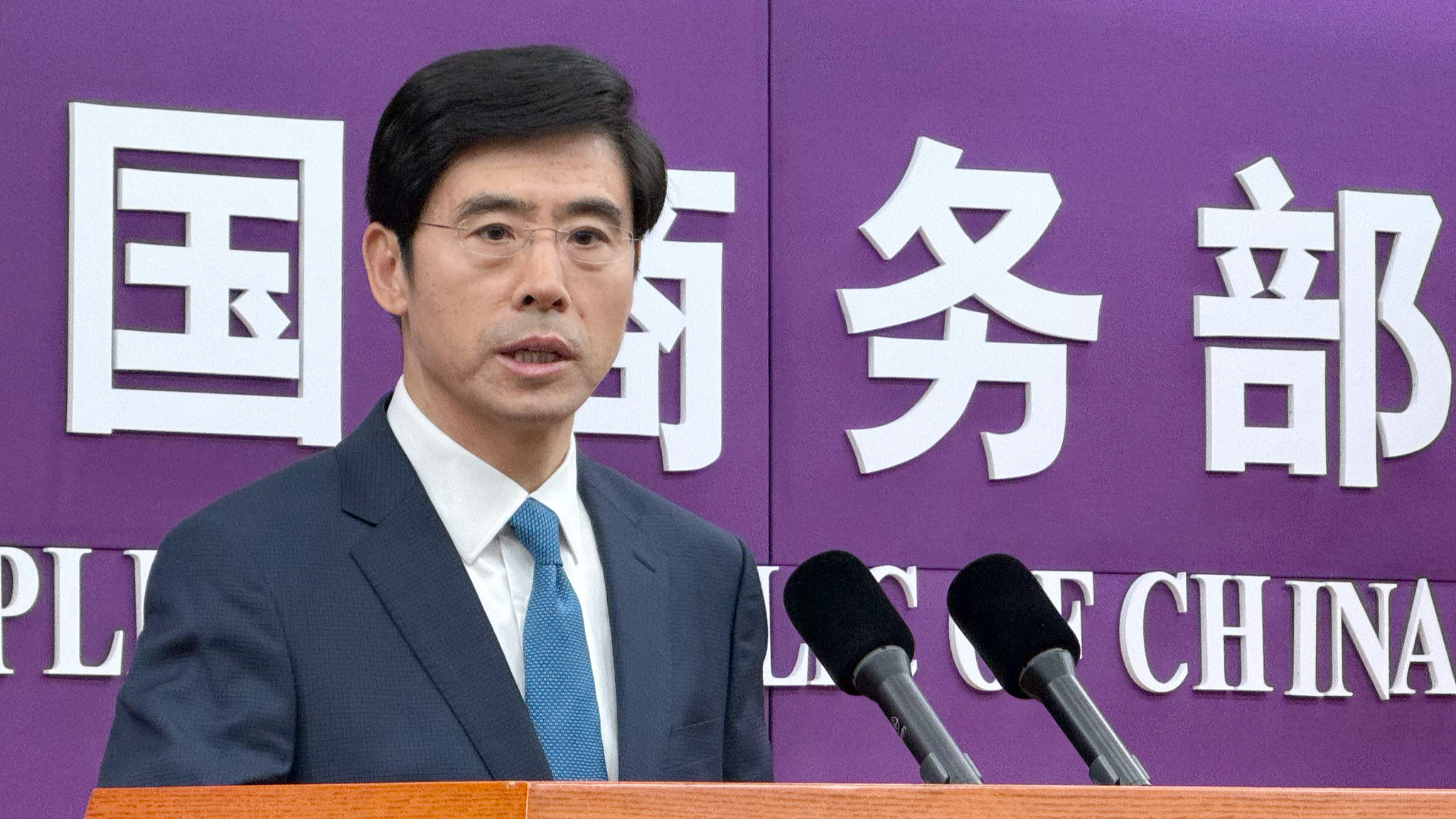 China's Ministry of Commerce spokesperson He Yadong at a regular press briefing in Beijing, China, December 11, 2025. /VCG