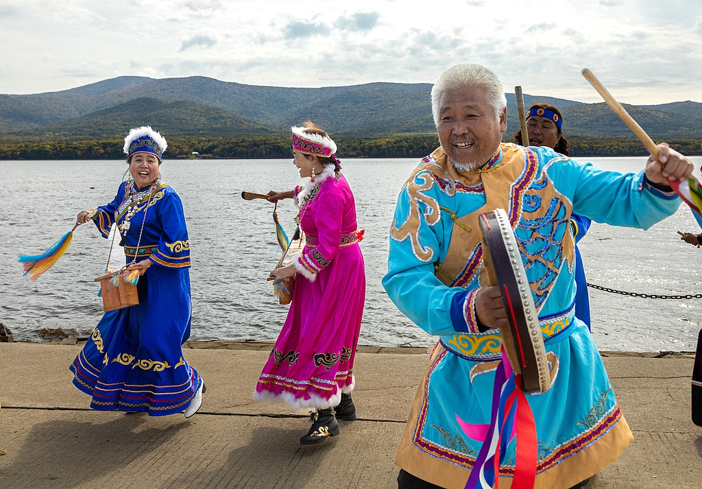 Artists from a folk art troupe perform Hezhen Yimakan storytelling in Jiamusi, Heilongjiang Province, September 26, 2023. /VCG