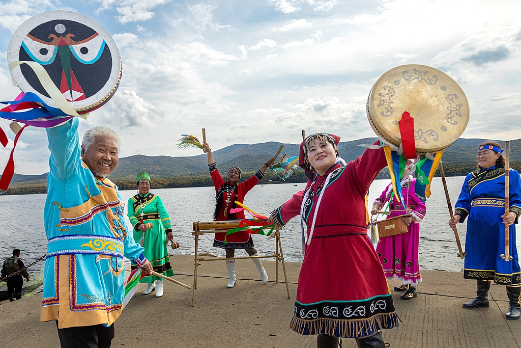 Artists from a folk art troupe perform Hezhen Yimakan storytelling in Jiamusi, Heilongjiang Province, September 26, 2023. /VCG