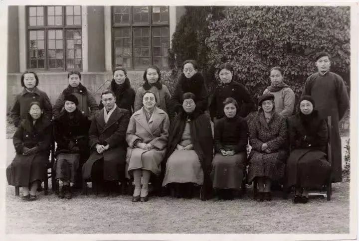A group photo of Minnie Vautrin (front row, fourth from left) and some staff members of Ginling Women's Arts and Science College's refugee shelter. /The Memorial Hall of the Victims of the Nanjing Massacre by Japanese Invaders