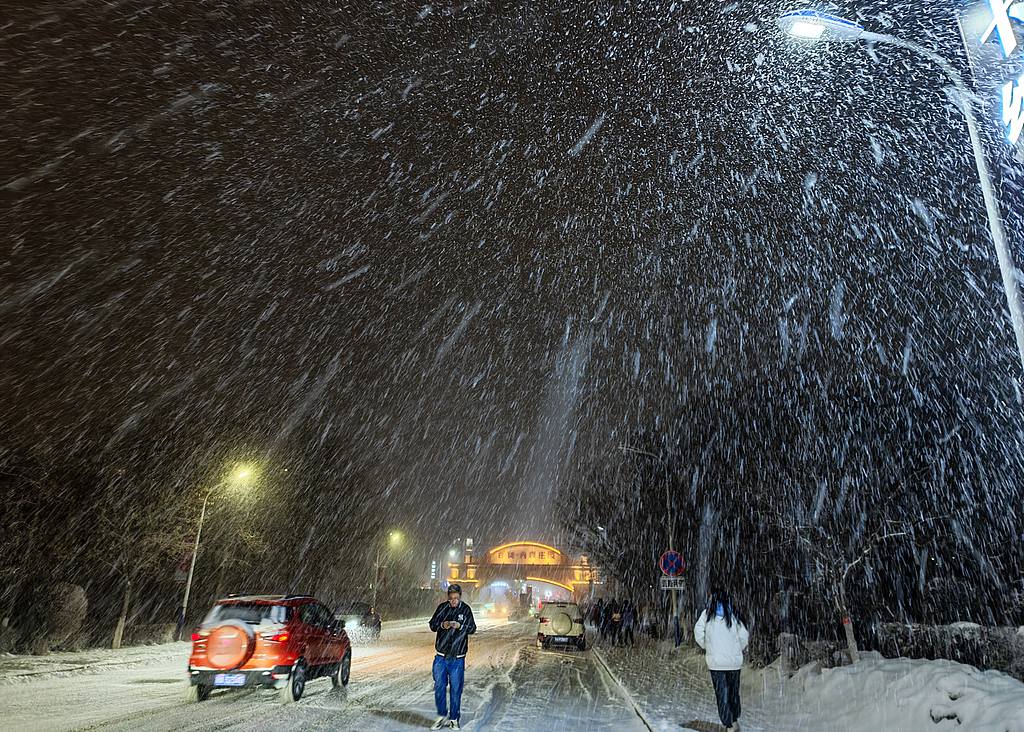 Pedestrians walking in the snow, Urumqi, Xinjiang Uygur Autonomous Region, December 10, 2025. /VCG