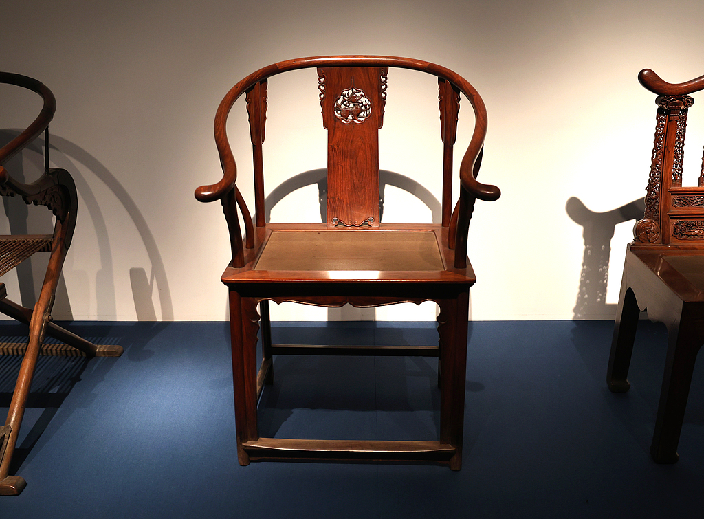 The horseshoe shape is a characteristic of the roundback armchair. /VCG