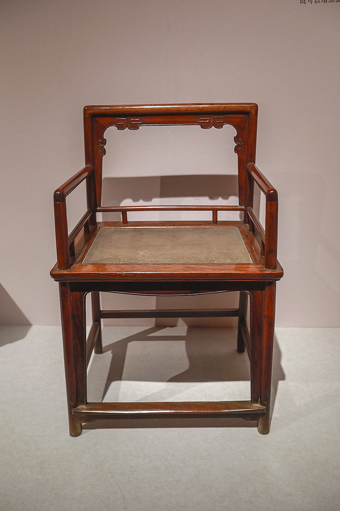 The rose chair was specifically designed for women and reflected proper seated etiquette. /VCG