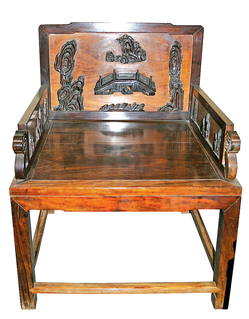 The wide seat of the meditation chair provided space for the crossing of legs. /VCG