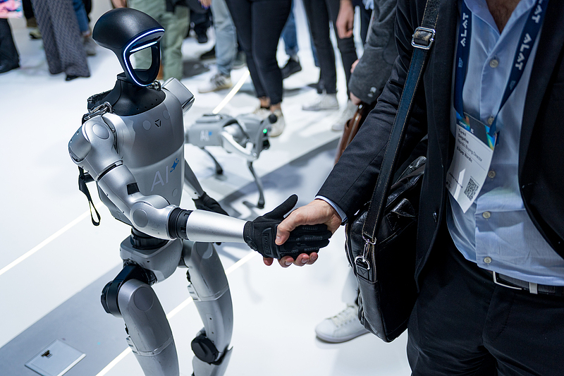 A humanoid robot from Unitree Technology is shaking hands with a visitor at the 2025 Mobile World Congress in Barcelona, Spain, March 4, 2025. /VCG