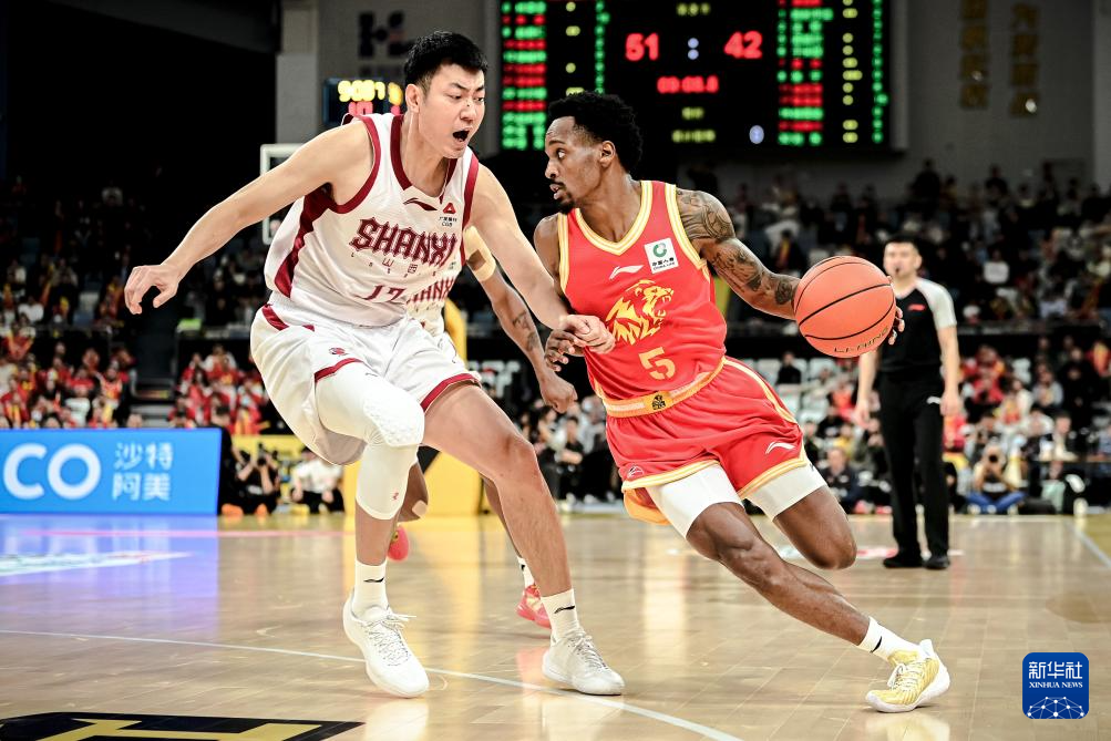Barry Brown Jr. (R) of the Guangsha Lions penetrates in the game against the Shanxi Loongs in Hangzhou, east China's Zhejiang Province, December 12, 2025. /Xinhua