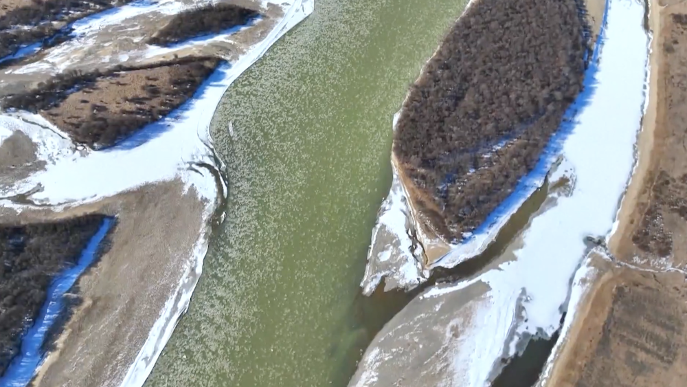 Floating ice paints the Yellow River with winter colors