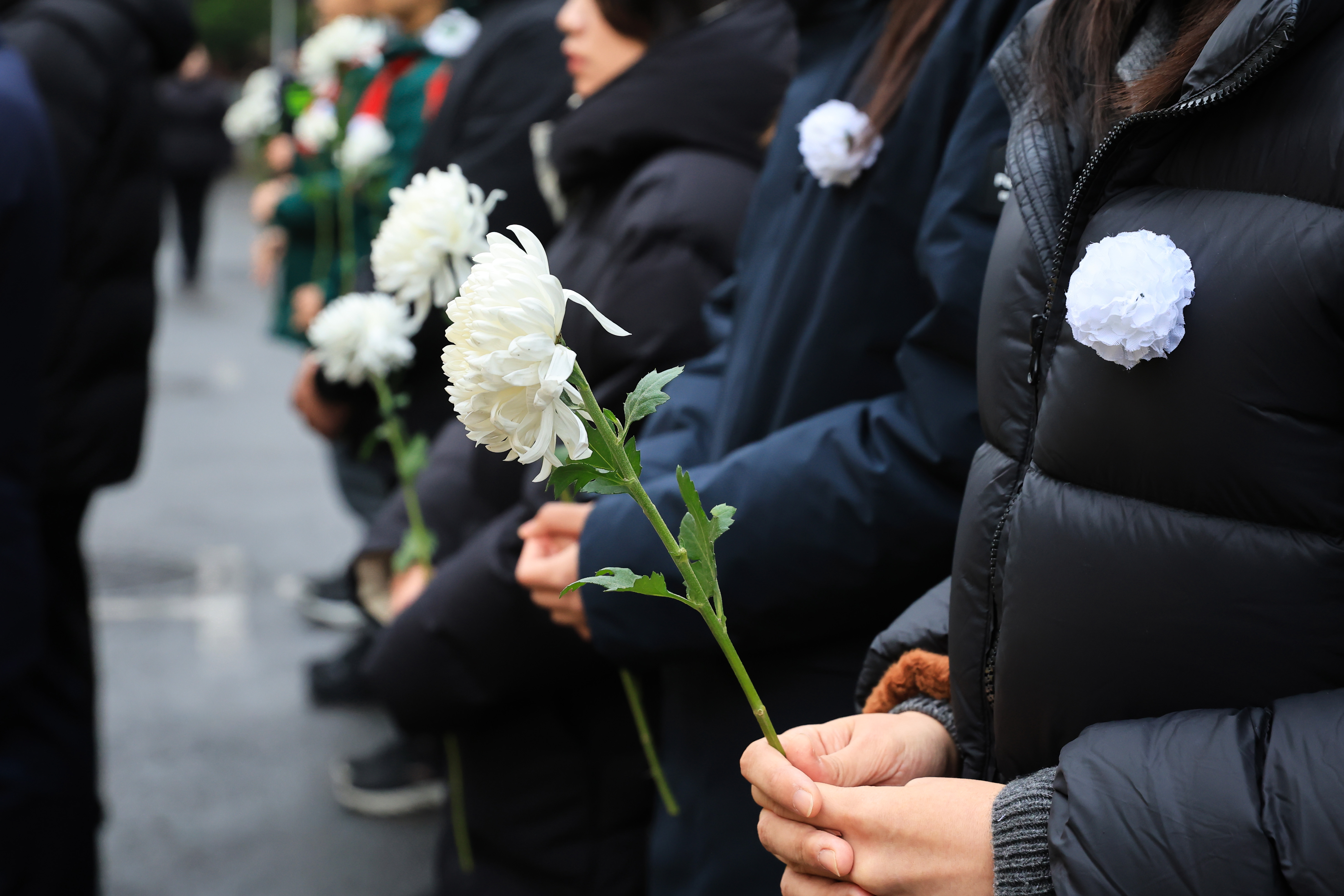 Residents pay tribute to the Nanjing Massacre victims at Zhengjue Temple beside the historical city wall in Nanjing on December 13, 2025. /IC