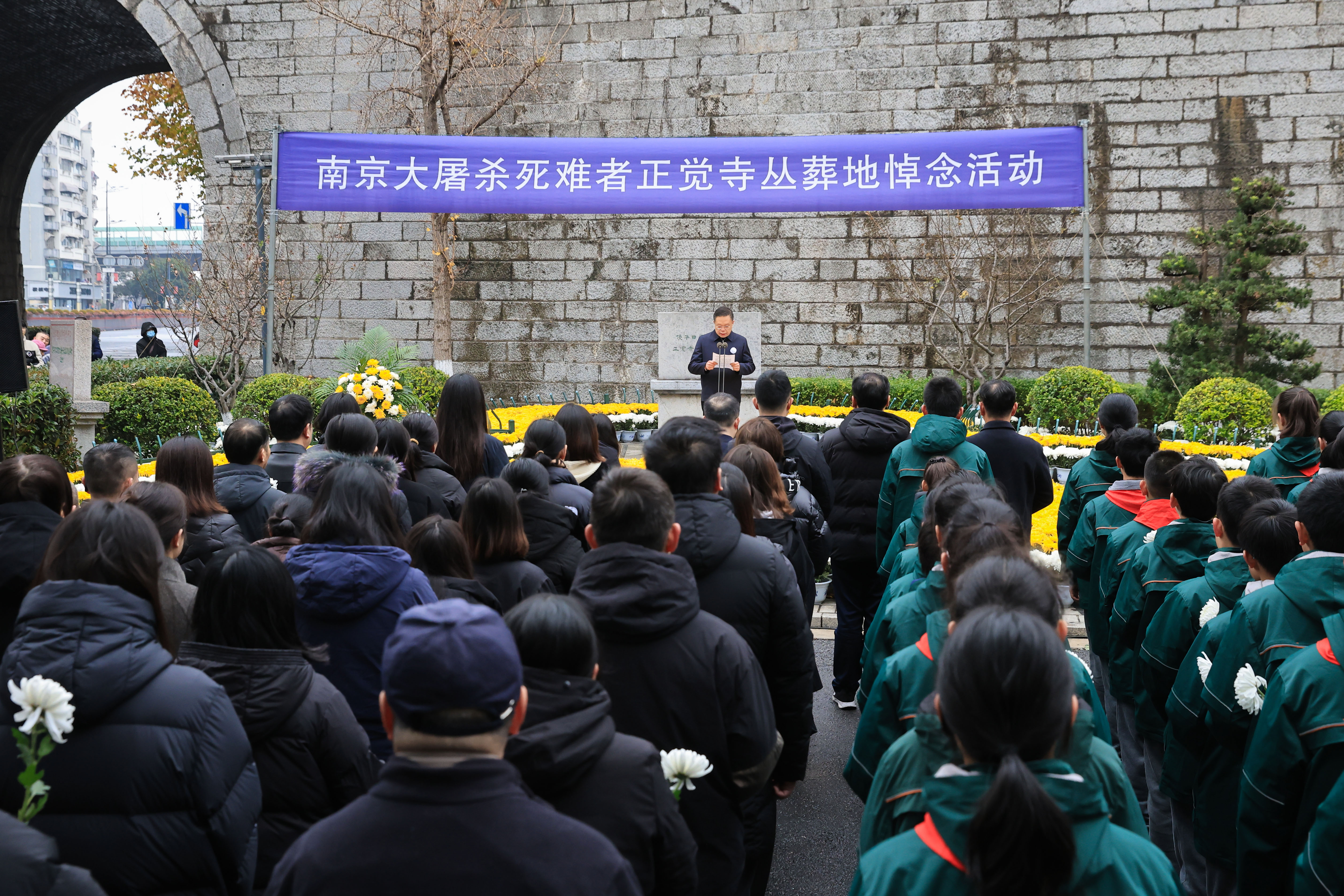 Residents pay tribute to the Nanjing Massacre victims at Zhengjue Temple beside the historical city wall in Nanjing on December 13, 2025. /IC