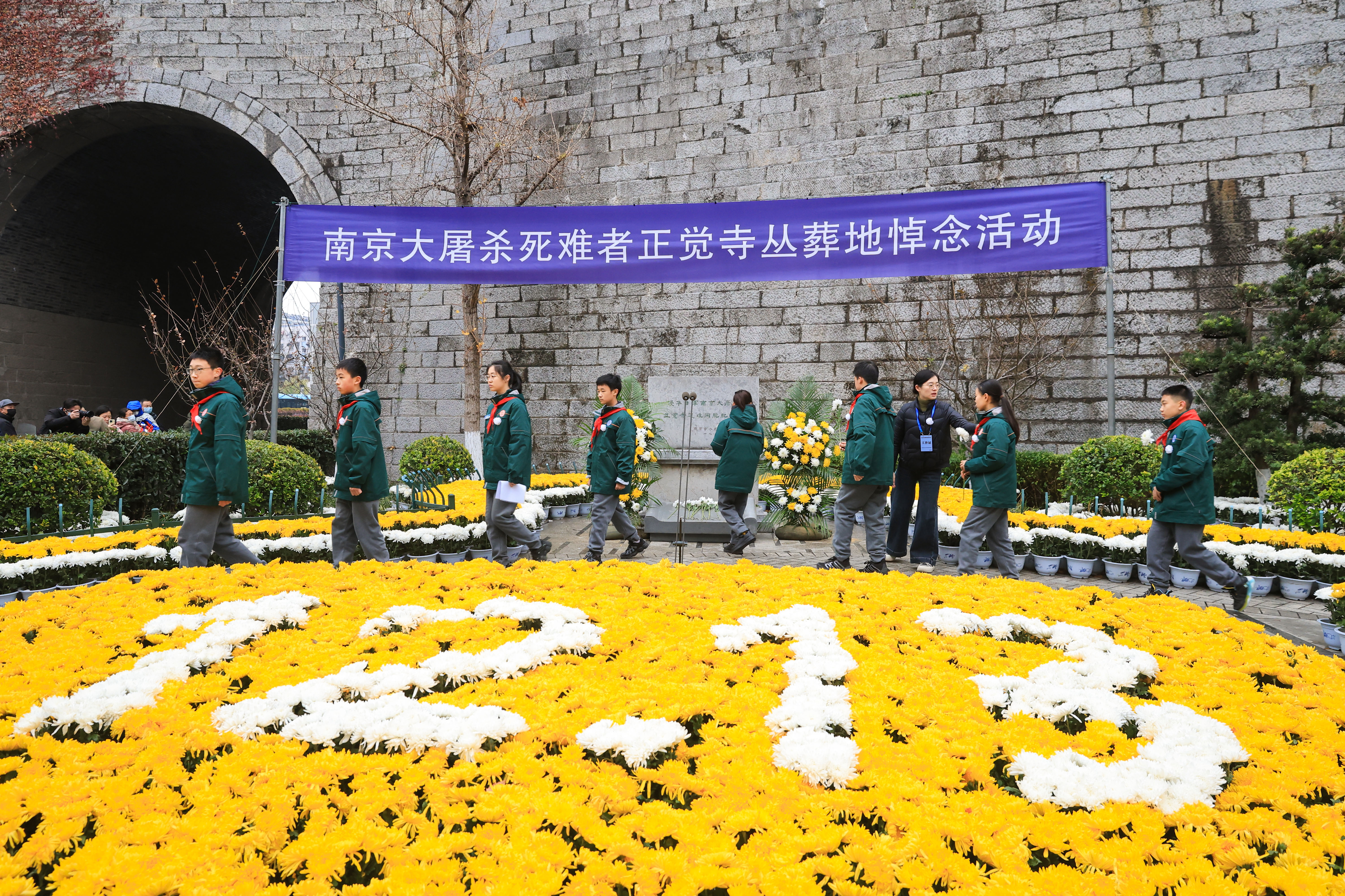 Residents pay tribute to the Nanjing Massacre victims at Zhengjue Temple beside the historical city wall in Nanjing on December 13, 2025. /IC