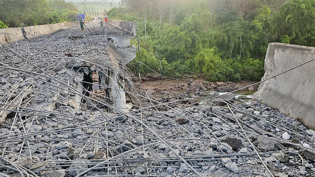 A handout photo made available by Agence Kampuchea Presse (AKP) shows a bridge destroyed by Thai F-16 fighter jets in Pursat Province, Cambodia, December 13, 2025. /VCG