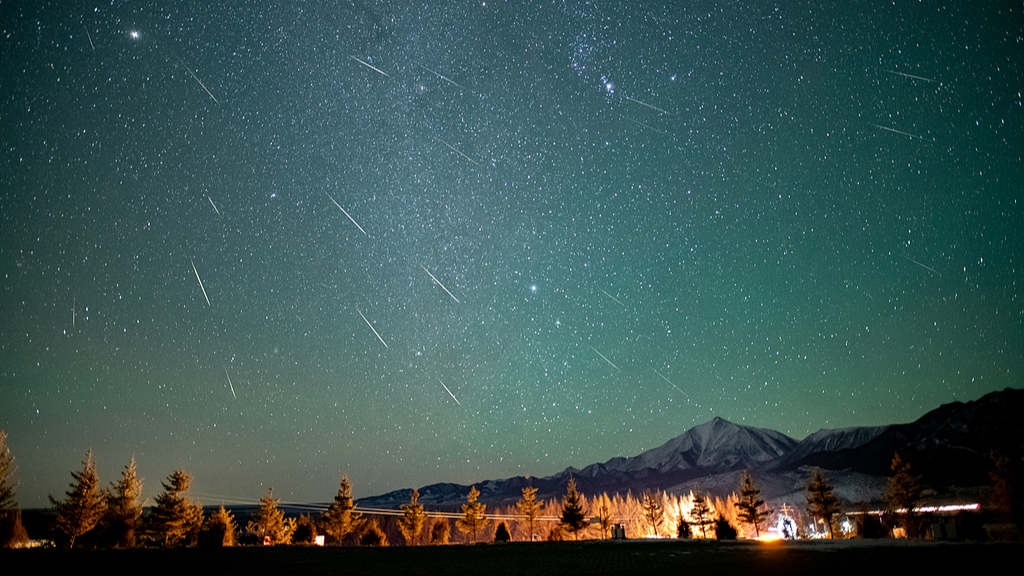 Geminid meteor shower streaks across the night sky, northwest China's Gansu Province, December 13, 2025. /VCG