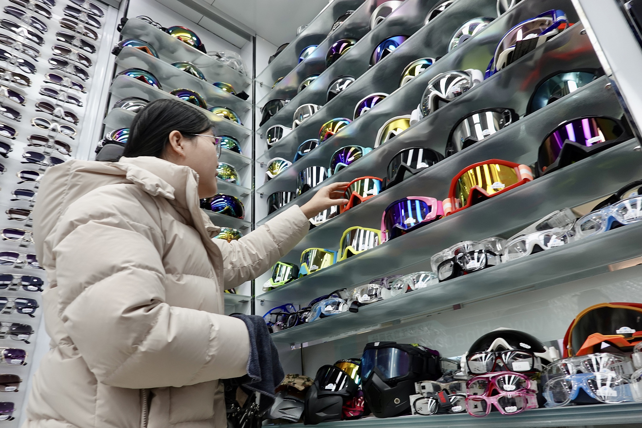 A range of ski goggles are seen on display at the Yiwu International Trade Market in east China's Zhejiang Province on December 13, 2025. /VCG