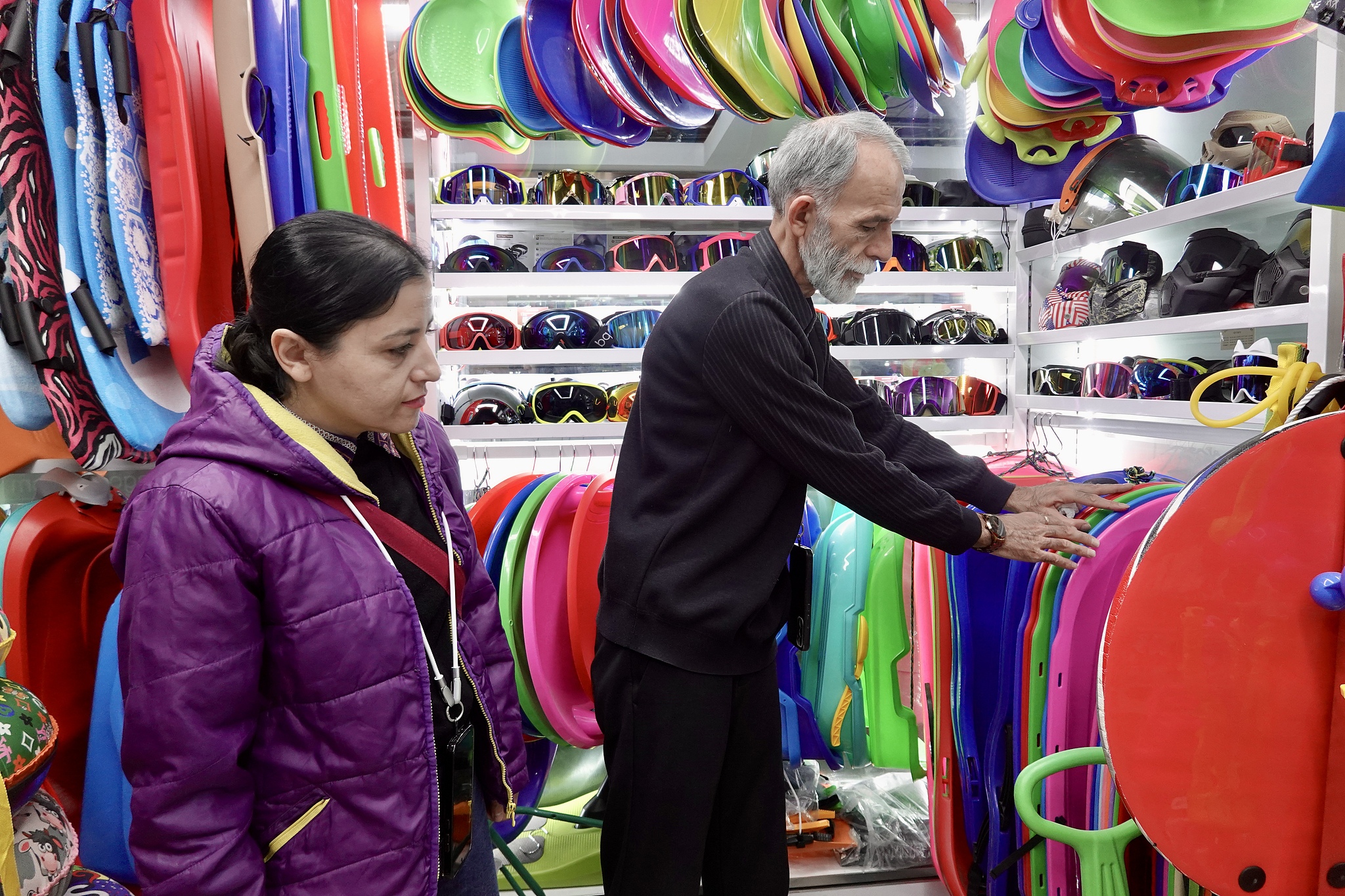 Foreign buyers select snowboards at the Yiwu International Trade Market in east China's Zhejiang Province on December 13, 2025. /VCG