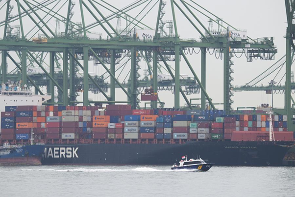 A ship loads containers at Singapore's Pasir Panjang terminal, September 17, 2025. /Xinhua
