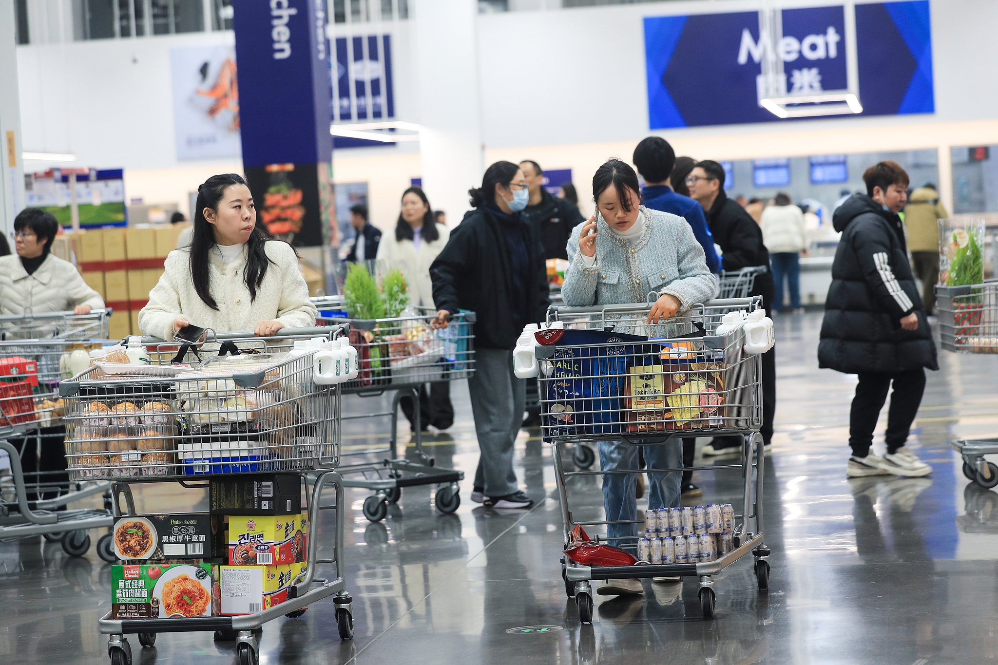  Customers shopping at a Sam's Club in Yangzhou, Jiangsu Province on December 10, 2025. /VCG