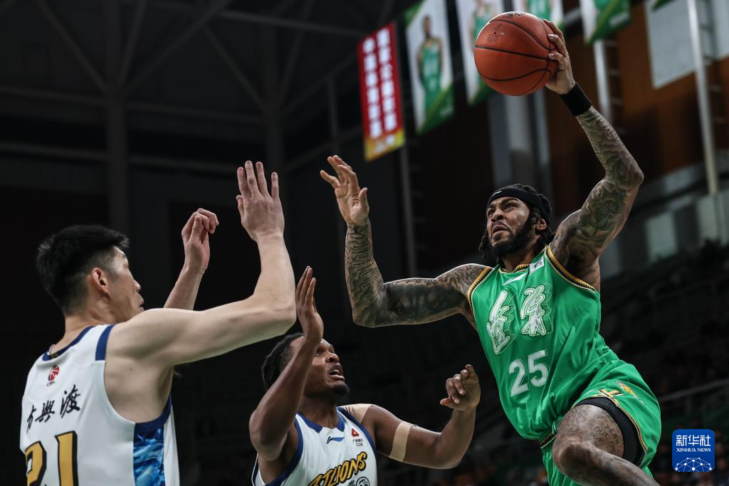 Eric Moreland (#25) of the Liaoning Flying Leopards drives toward the rim in the game against the Guangsha Lions in Shenyang, northeast China's Liaoning Province, December 15, 2025. /Xinhua
