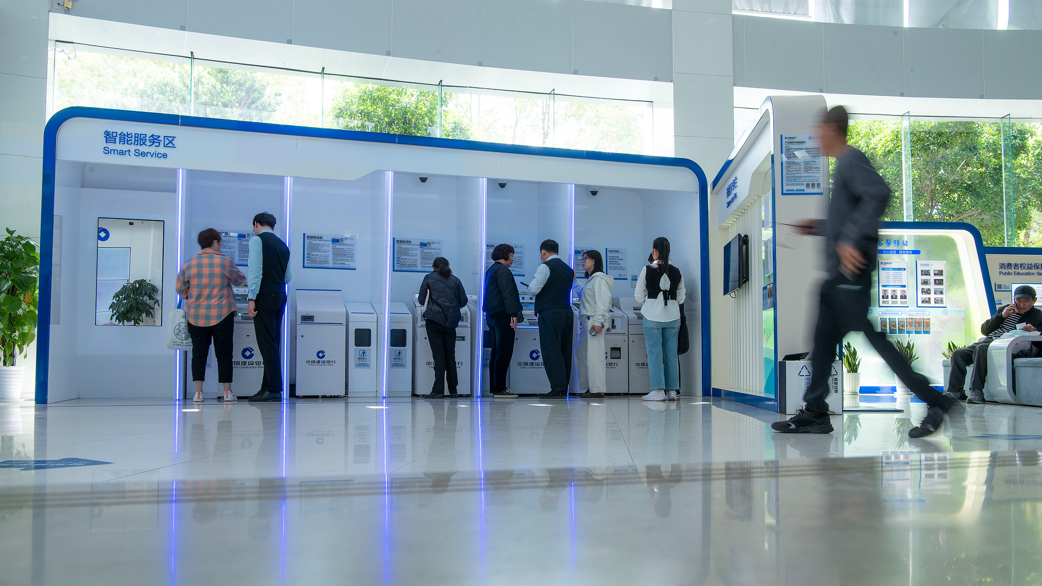 Customers conducting business in the smart service area of a bank in Nantong, Jiangsu Province, May 7, 2025. /VCG