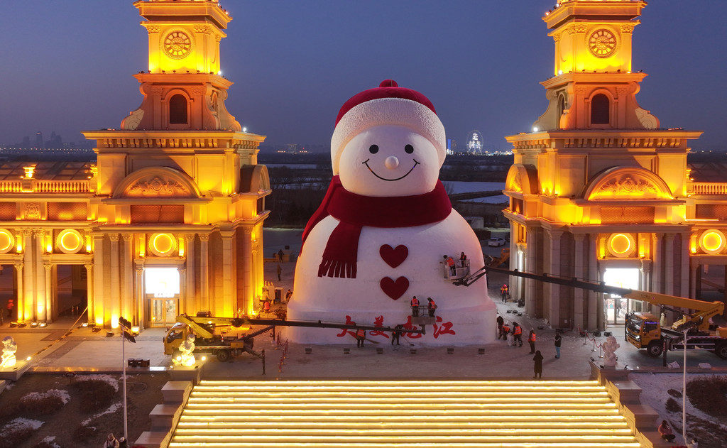 Work on the main structure of the giant snowman at Music Promenade Square in Harbin, Heilongjiang Province, was completed on December 15. /VCG   