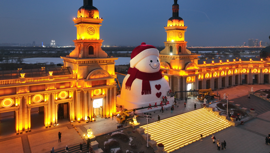 Work on the main structure of the giant snowman at Music Promenade Square in Harbin, Heilongjiang Province, was completed on December 15. /VCG   