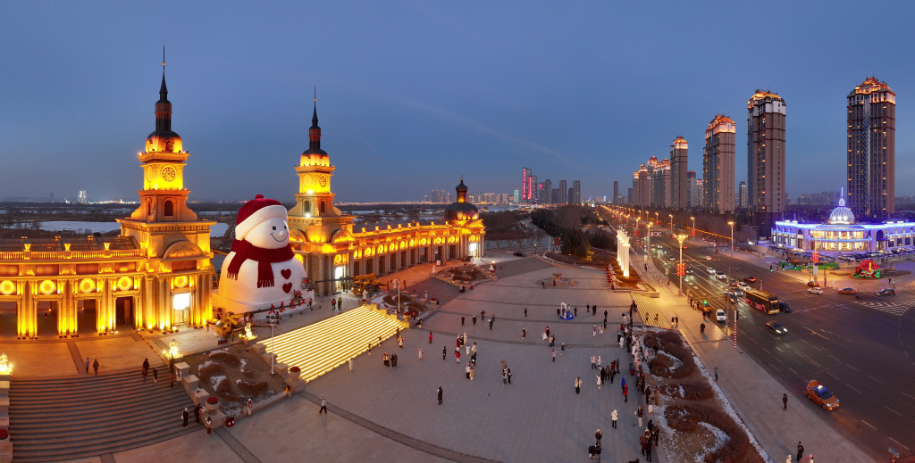Work on the main structure of the giant snowman at Music Promenade Square in Harbin, Heilongjiang Province, was completed on December 15. /VCG   