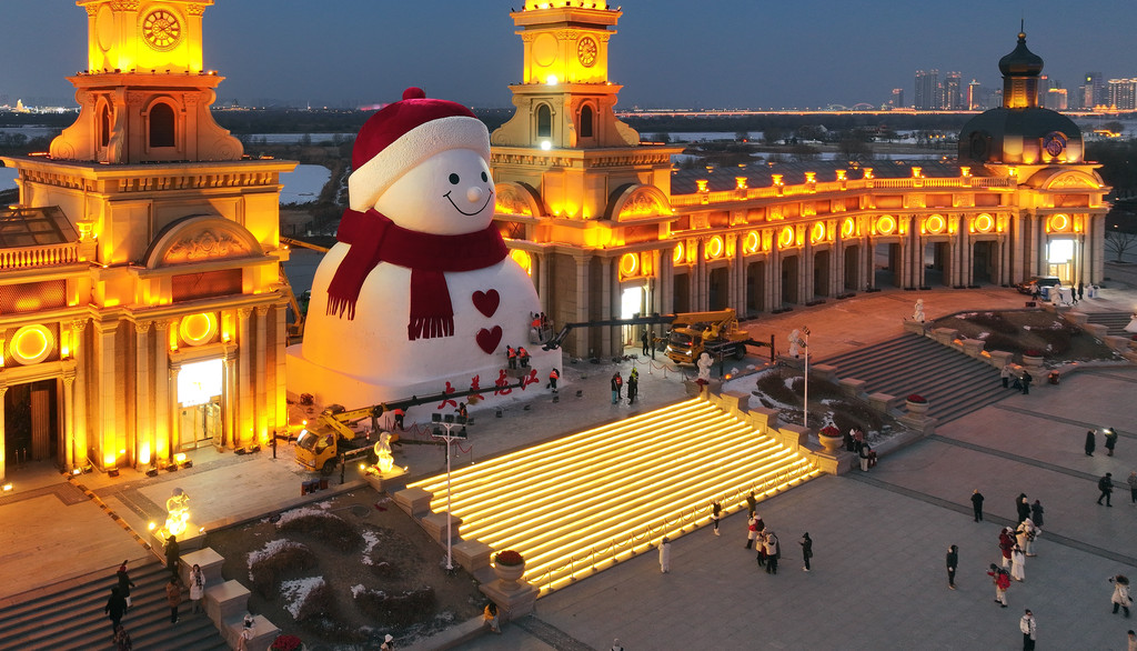 Work on the main structure of the giant snowman at Music Promenade Square in Harbin, Heilongjiang Province, was completed on December 15. /VCG   