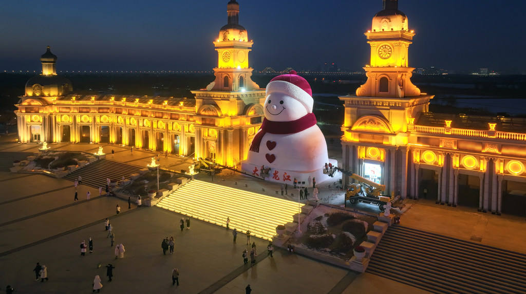 Work on the main structure of the giant snowman at Music Promenade Square in Harbin, Heilongjiang Province, was completed on December 15. /VCG   