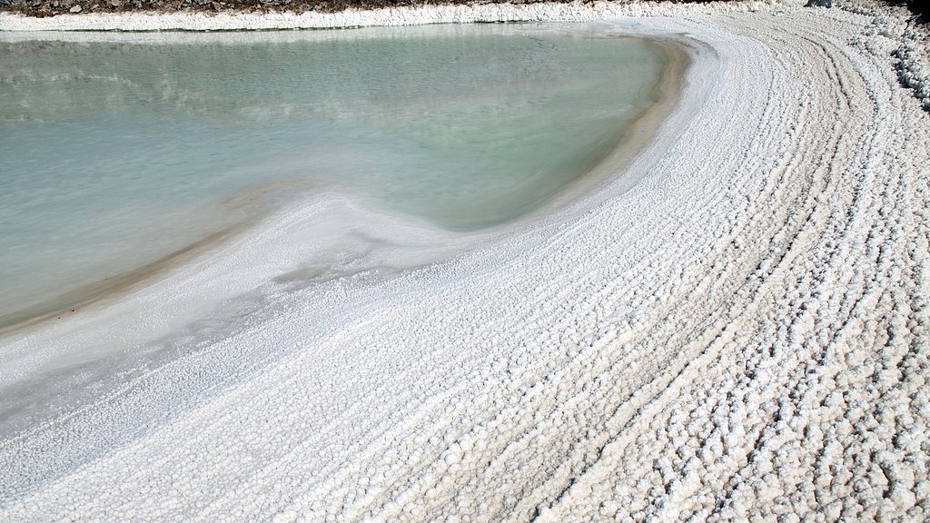 Salt lake crystals resemble a white sandy beach, Hami, Xinjiang Uygur Autonomous Region, September 7, 2025. /VCG
