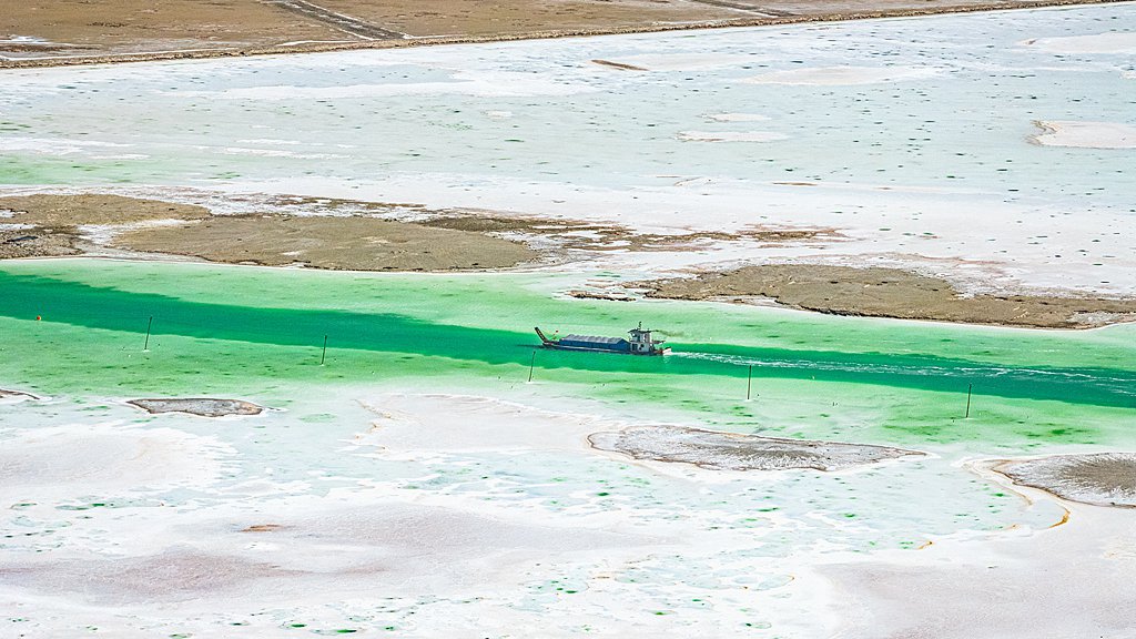 A salt mining ship sailing along the industrial salt mining channel at Chaka Salt Lake in Qinghai Province, China, September 23, 2025. /VCG