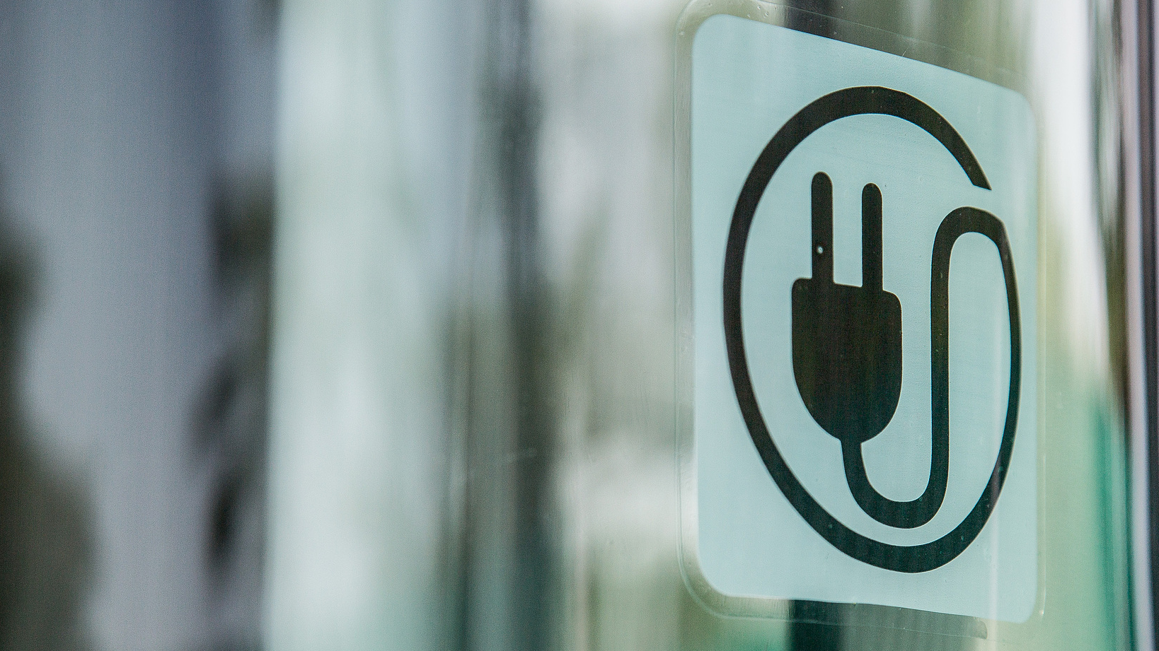 An electric vehicle sign displayed in the windshield of an electric autonomous passenger bus at the Centre of Excellence for Testing & Research of Autonomous Vehicles (CETRAN) of Nanyang Technology University, Singapore. /VCG