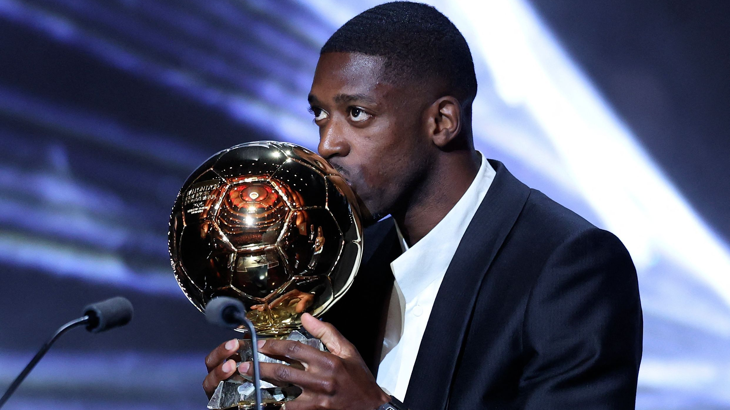 The Best Fifa Men's Player winner, Ousmane Dembele, poses for a photo with the trophy during The Best FIFA Football Awards 2025 at the Fairmont Katara Hall in Doha, Qatar, December 16, 2025. /VCG