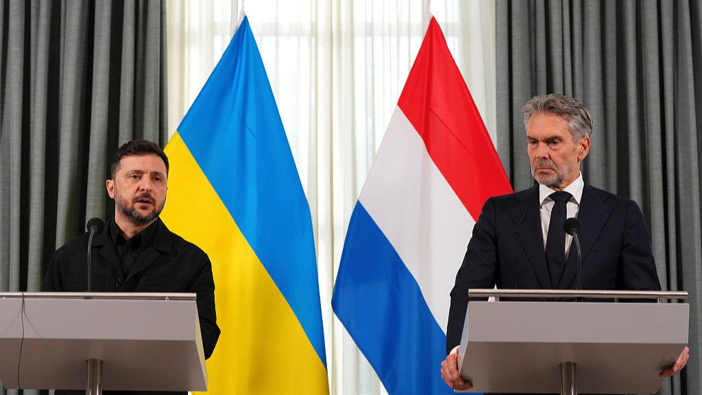 Ukrainian President Volodymyr Zelenskyy (L)and Dutch Prime Minister Dick Schoof attend a joint news conference after their meeting in The Hague, Netherlands, December 16, 2025. /VCG