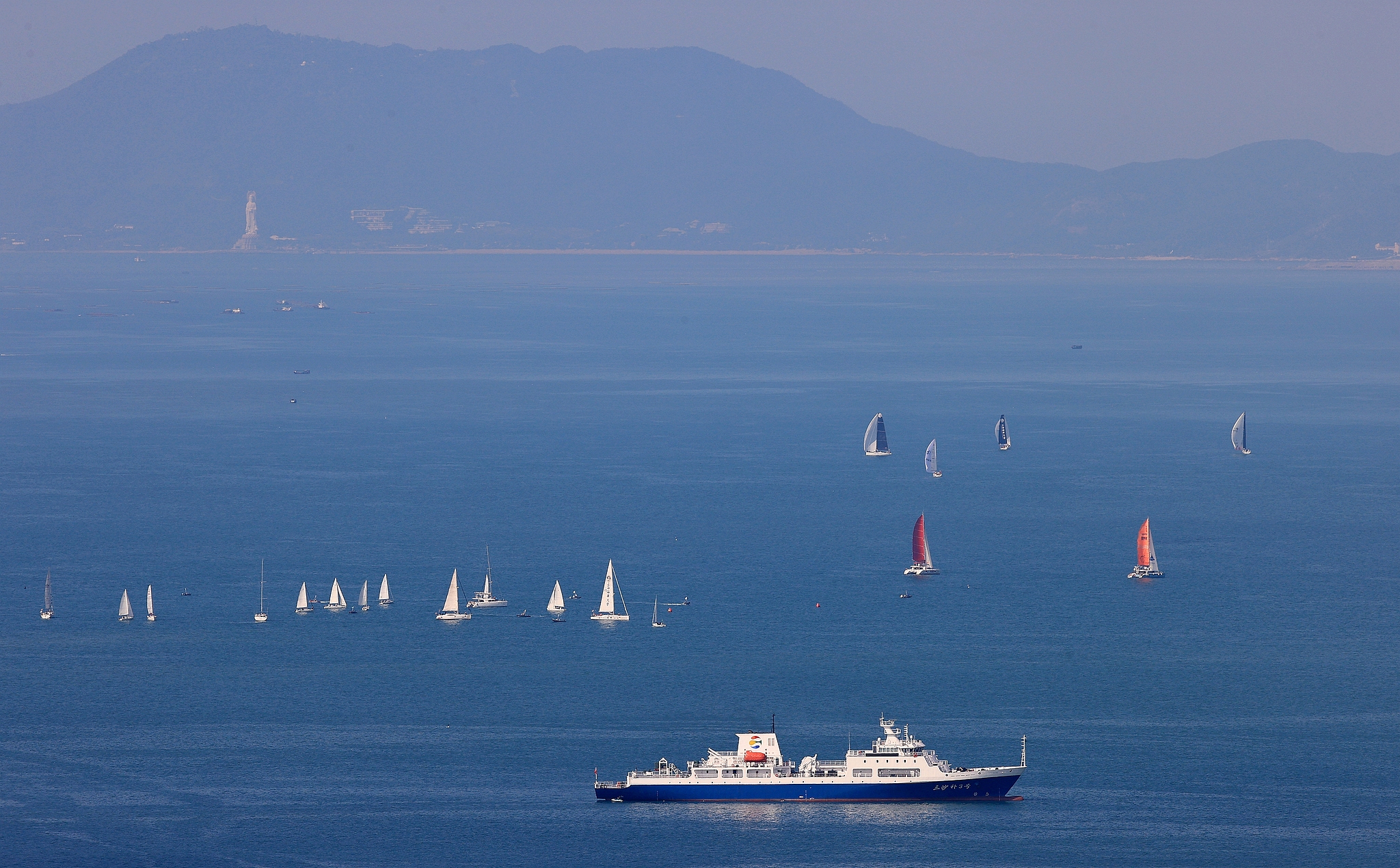Tourists enjoy water sports such as jet skis and parasailing in the outer waters of Sanya Bay, Hainan Province, November 24, 2025. /CFP