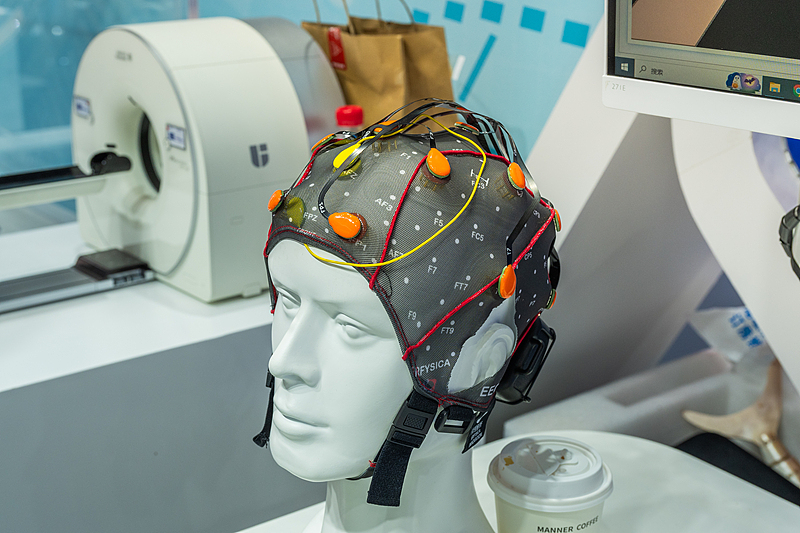 A non-invasive brain-computer interface exoskeleton robot was exhibited at the 8th China International Import Expo, Shanghai, China, November 10, 2025. /VCG