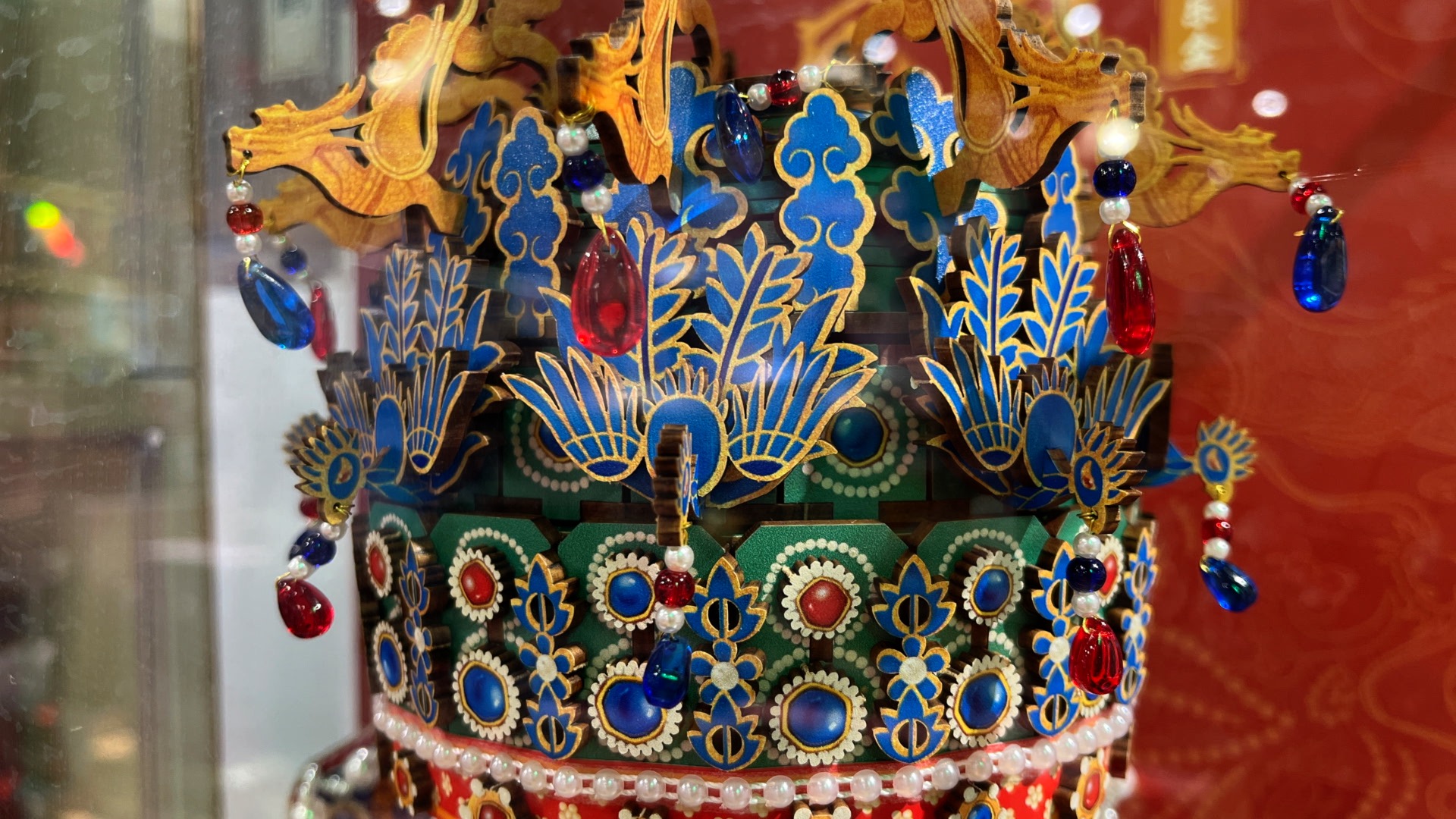 Make a singing phoenix crown all by yourself!