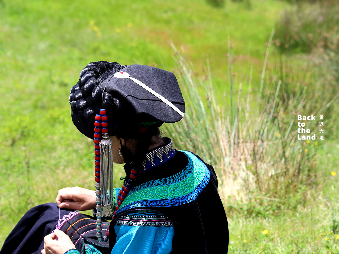 Yi embroidery features nature-inspired patterns rendered in bright, traditional colours. /CGTN