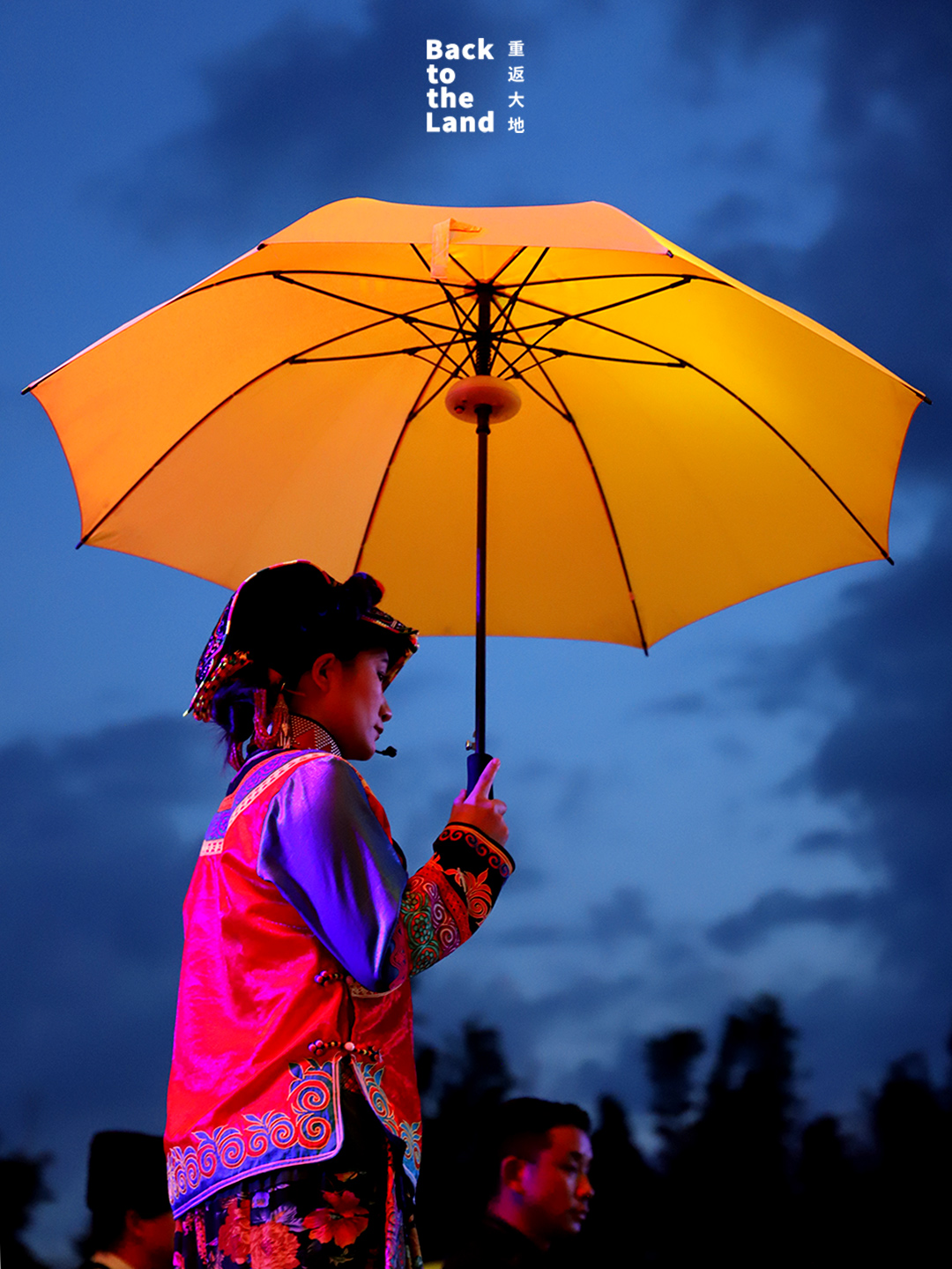A night runway in Daliangshan showcases traditional Yi clothing and silver ornaments on a modern stage. /CGTN