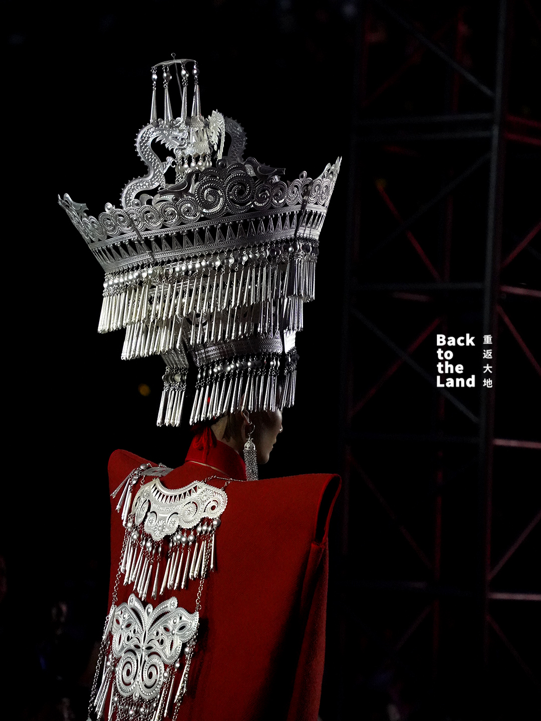 A night runway in Daliangshan showcases traditional Yi clothing and silver ornaments on a modern stage. /CGTN