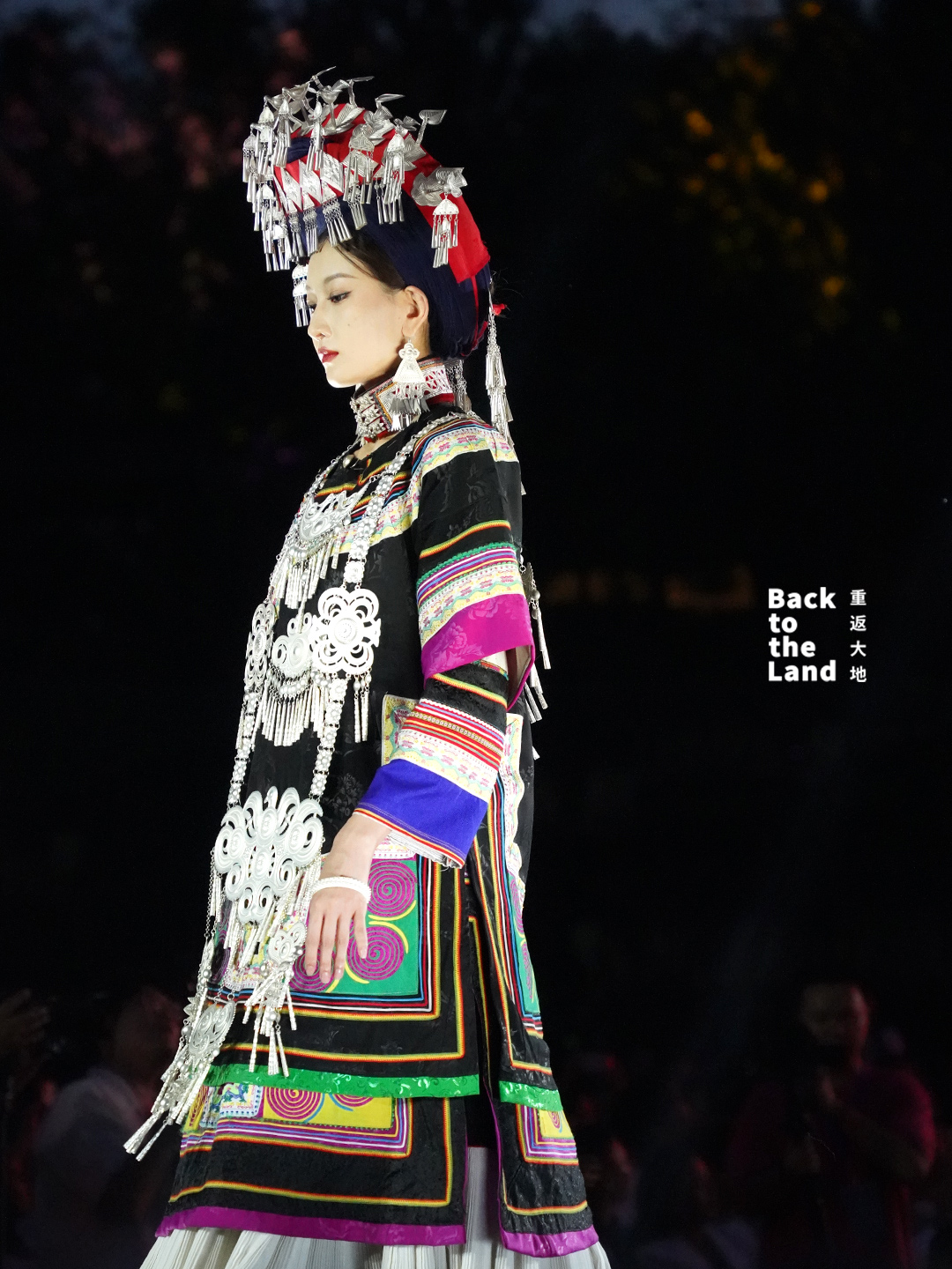 A night runway in Daliangshan showcases traditional Yi clothing and silver ornaments on a modern stage. /CGTN