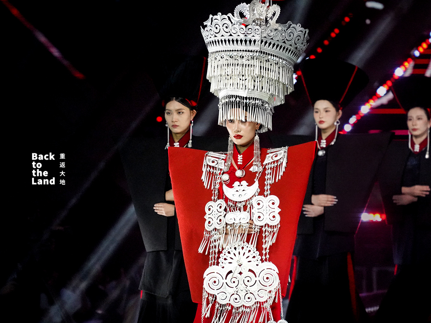 A night runway in Daliangshan showcases traditional Yi clothing and silver ornaments on a modern stage. /CGTN