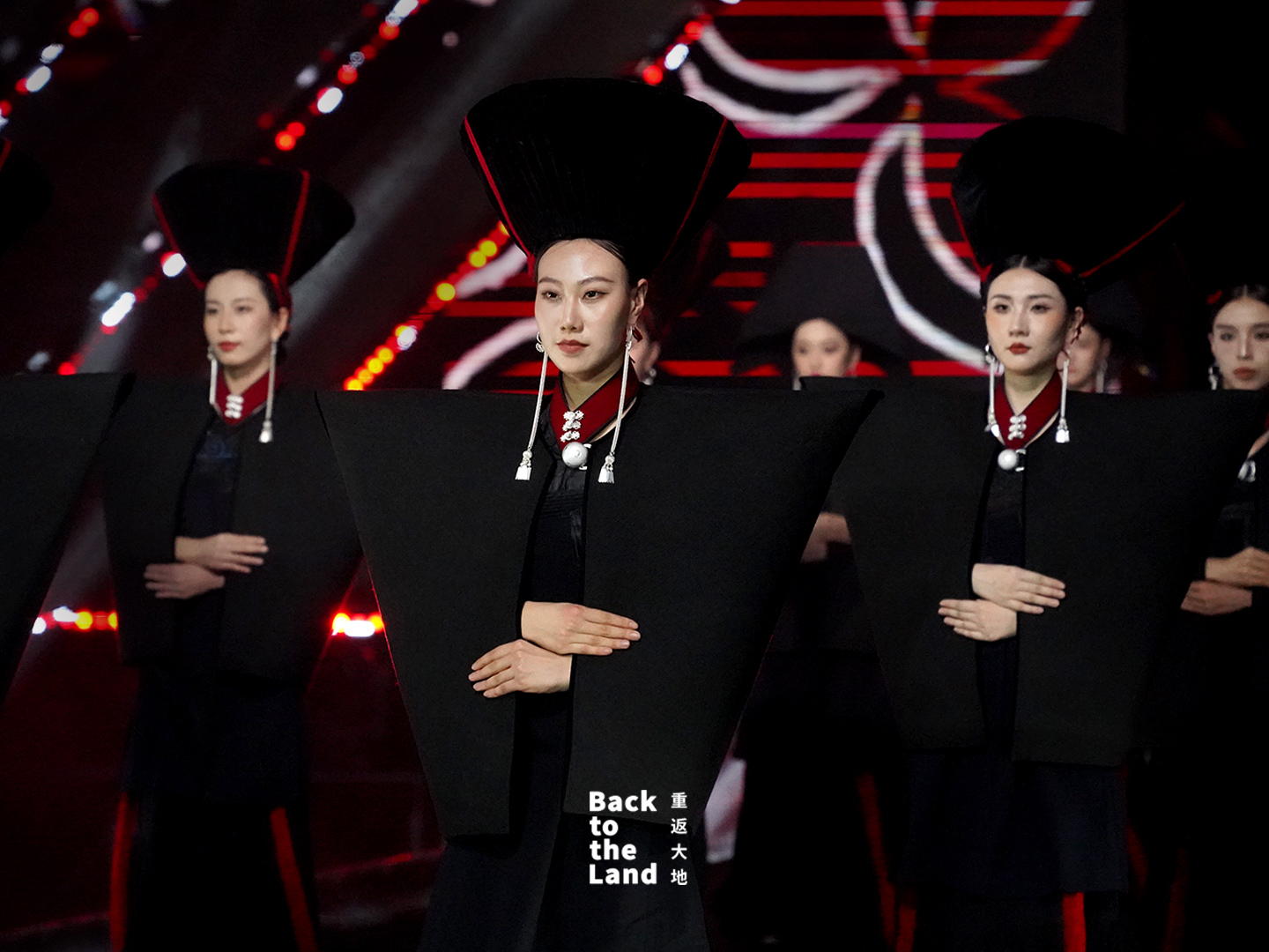 A night runway in Daliangshan showcases traditional Yi clothing and silver ornaments on a modern stage. /CGTN
