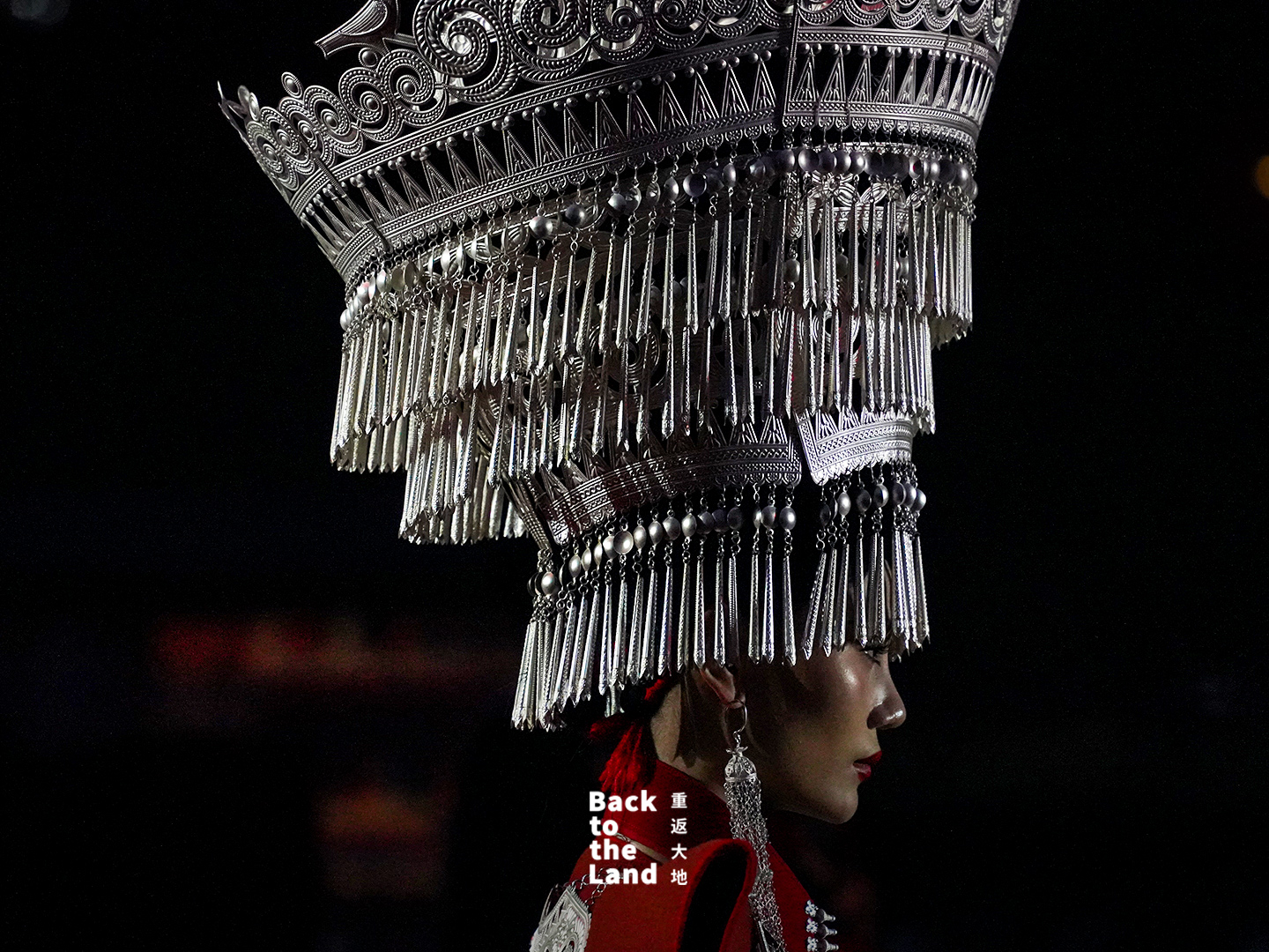 A night runway in Daliangshan showcases traditional Yi clothing and silver ornaments on a modern stage. /CGTN
