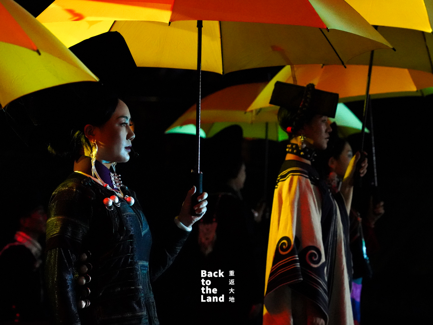 A night runway in Daliangshan showcases traditional Yi clothing and silver ornaments on a modern stage. /CGTN