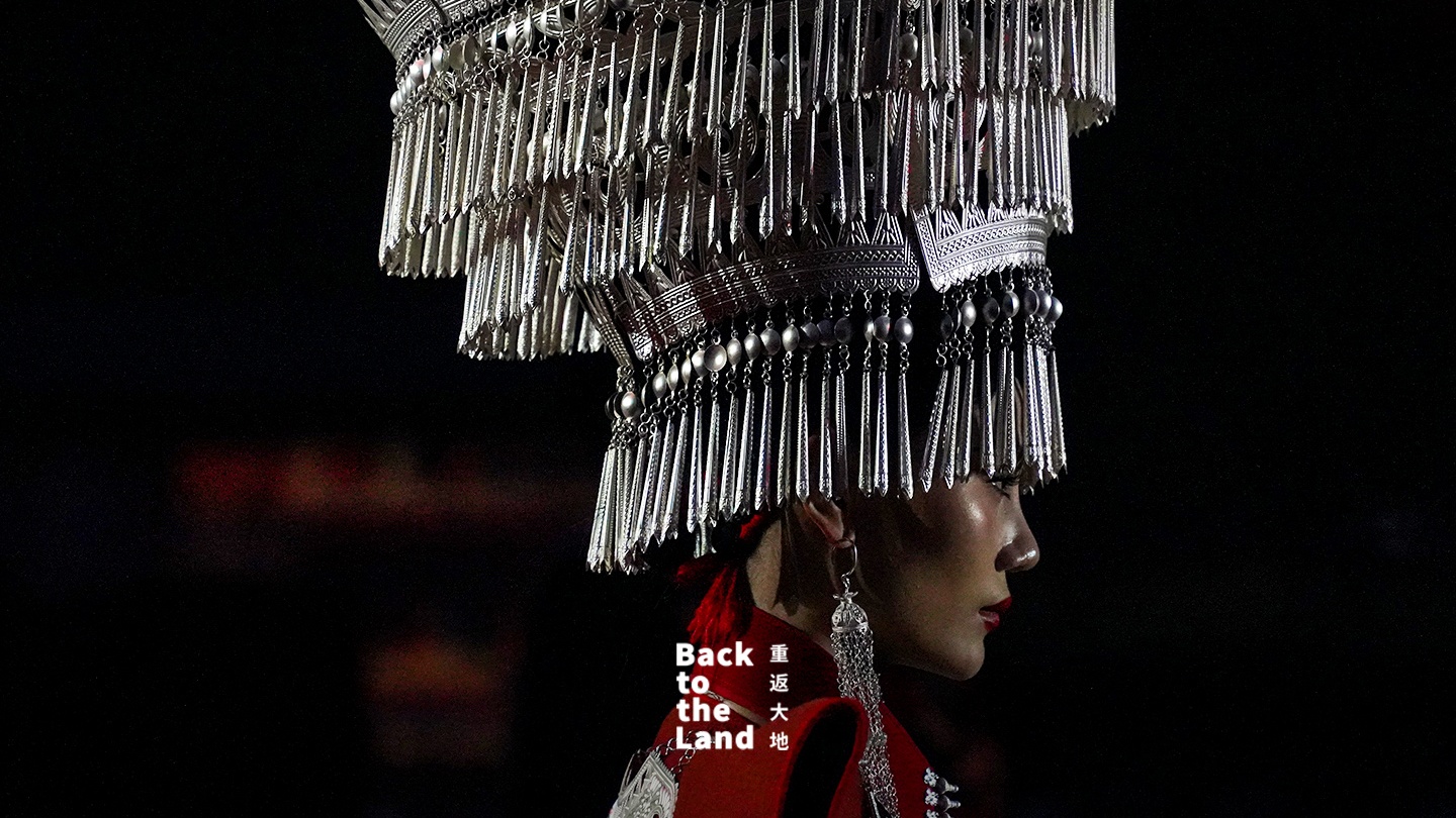 A runway of Yi aesthetics