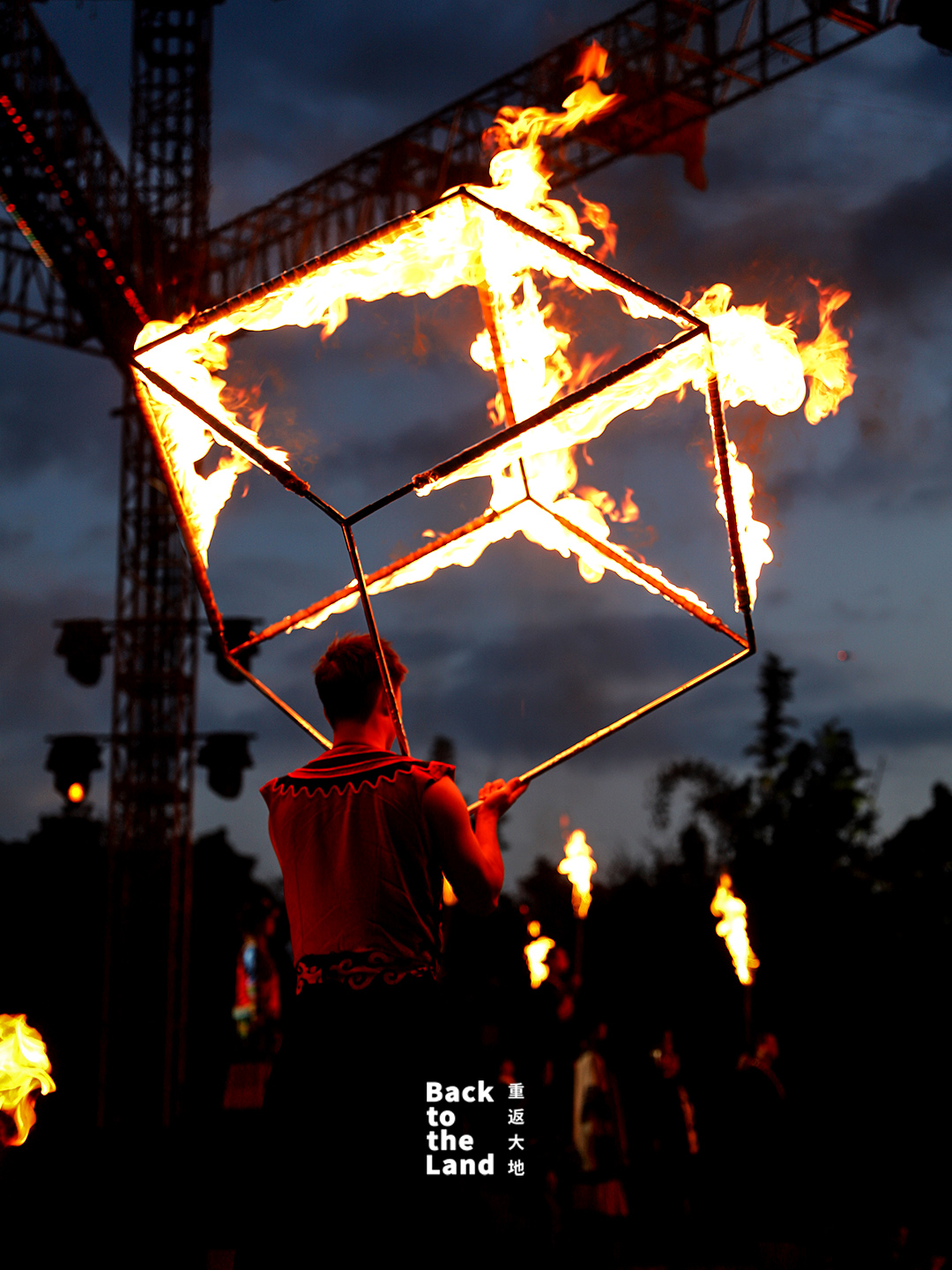 A night runway in Daliangshan showcases traditional Yi clothing and silver ornaments on a modern stage. /CGTN