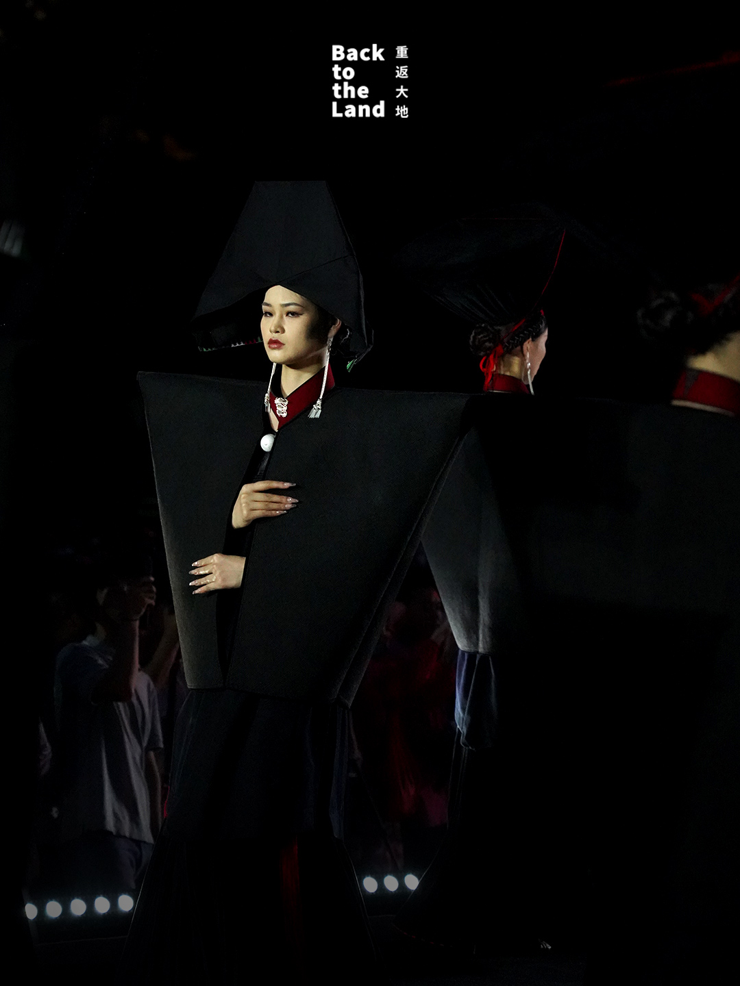 A night runway in Daliangshan showcases traditional Yi clothing and silver ornaments on a modern stage. /CGTN