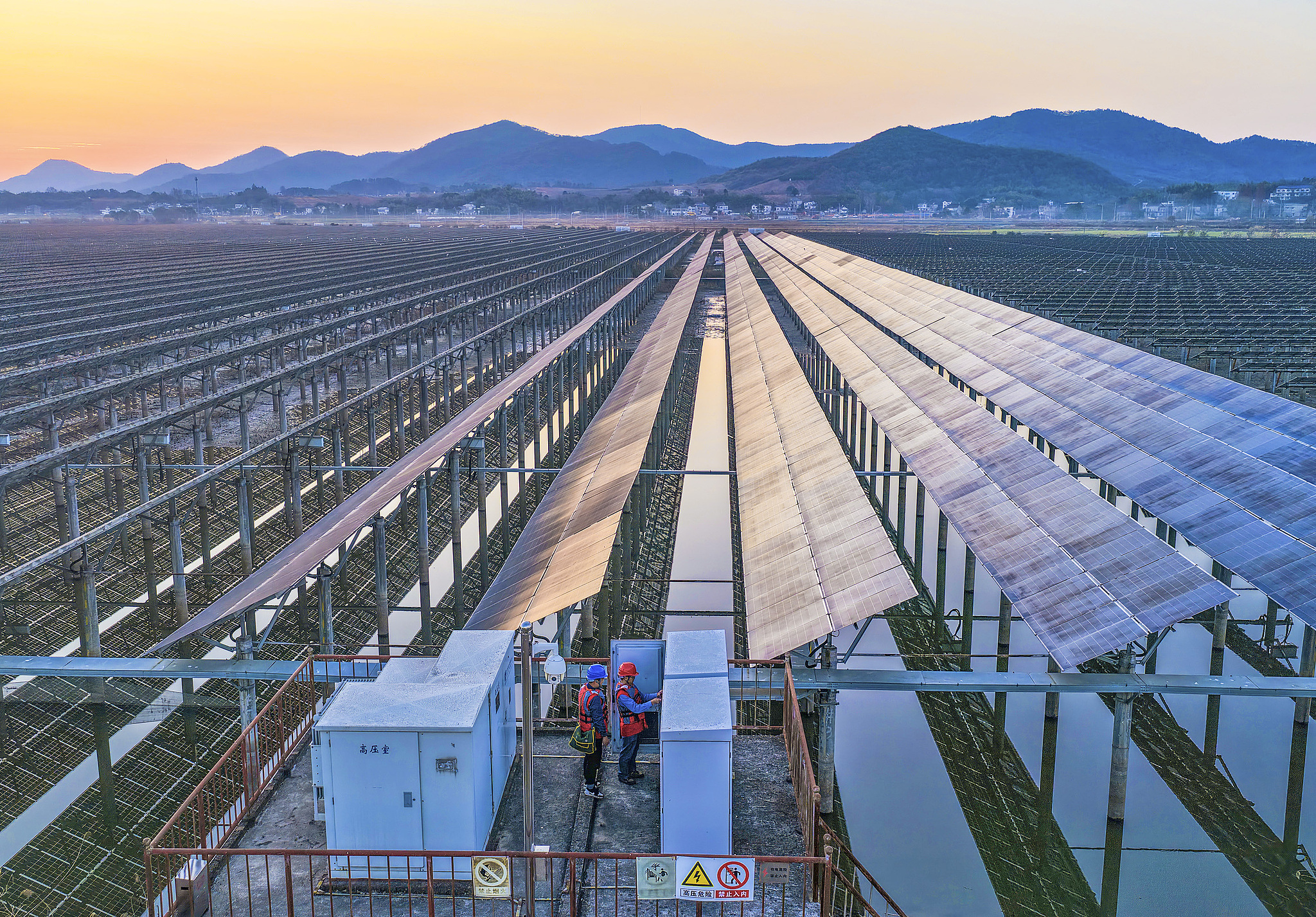 A fishery-solar hybrid photovoltaic power station in Wuhu, Anhui Province, east China, December 15, 2025. /VCG